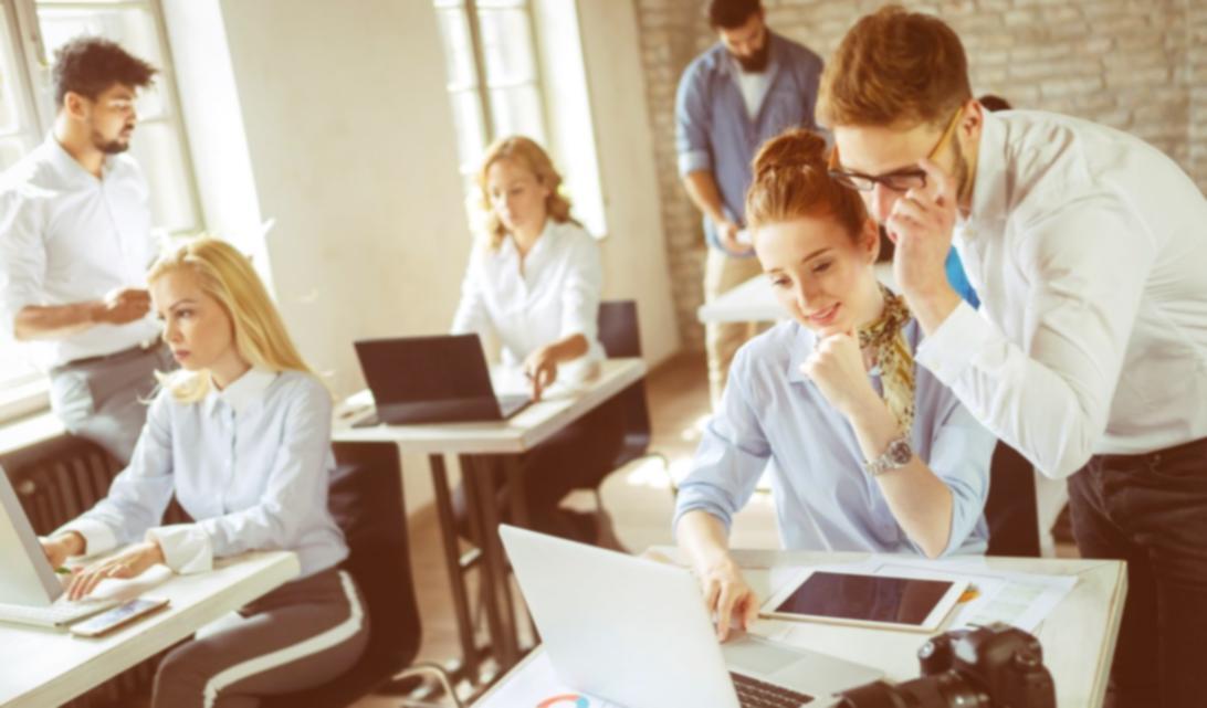 Kreative Arbeitsatmosphäre mit Designmaterialien und Skizzen