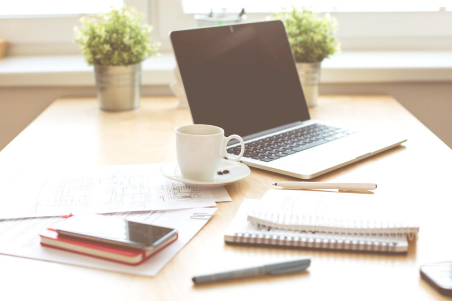 Studierende arbeiten gemeinsam an UI-Design-Projekten